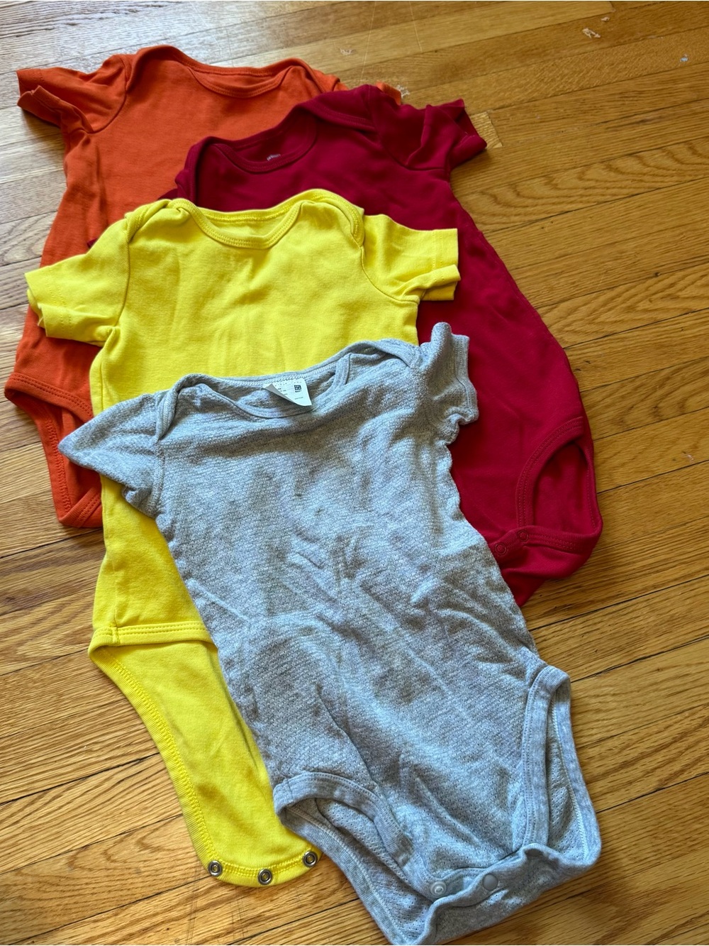 4-Pack Baby Onesies Red, Orange, Yellow, Gray primary & Uniqlo size 18-24 months